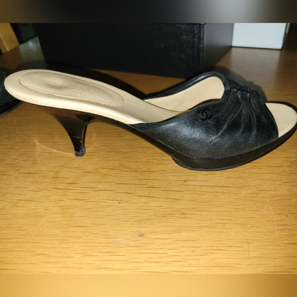 CHANEL kitten heels in Black - Picture 5 of 13
